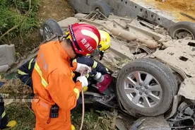 广西大新一轿车侧翻路边 事故致一人受伤一人死亡图片