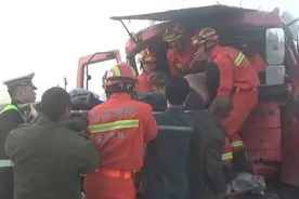 55秒丨临沂：黎明时分货车追尾拖拉机 一车砖块散落两人被困