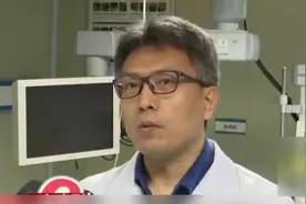 酒喝多了什么都敢玩?朋友聚会玩过头,女子竟吞下22cm荧光棒!