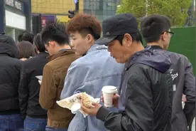 杭州电动车主排队备案，未登记将禁上路视频封面
