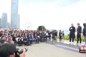 香港传真：Kaws巨型公仔“游”香港特区视频封面