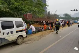 大新：一轿车侧翻路边 消防破拆救人图片