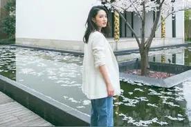 李沁中性装扮站樱花树下 双手插兜帅气显露图片