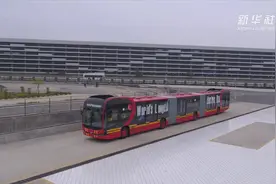 可载250人！超长纯电动大巴来了视频封面