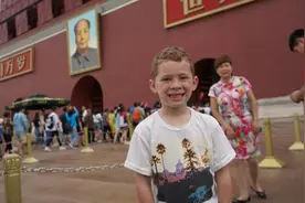 英媒：那位以独特笑容风靡中国的美国男孩图片