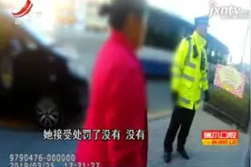 山西太原：骑电动车违规 女子当街咒骂交警视频封面