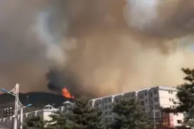 河北青龙县突发山火，现场浓烟滚滚视频封面