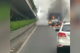 广州一长途大巴着火暂无伤亡，目击者：火已扑灭，来了八辆消防车视频封面