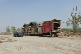 铲车一铲子120元！就地挖坑采沙、建筑垃圾回填 记者探访张庄“黑沙窝”图片