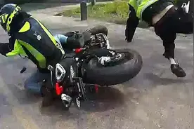 猖狂！面对交警设卡检查，骑摩托车男子竟高速冲来把交警撞飞视频封面