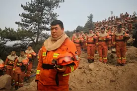 山西森林火灾外线明火全部扑灭 消防员默哀送别凉山英雄图片