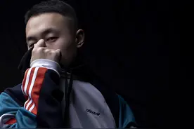 【暂停键】作为一个领五险一金的rapper，他是如何登上草莓音乐节的？