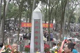 广州满族坟场清明迎3000族胞，祭祀烧猪、水果、鲜花摆满墓地视频封面
