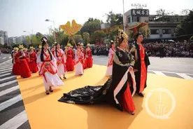 中外花车齐聚一堂 丰都庙会开展街头大巡游图片