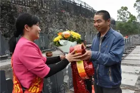 福建多地开展“鲜花换鞭炮”文明祭祀倡新风图片