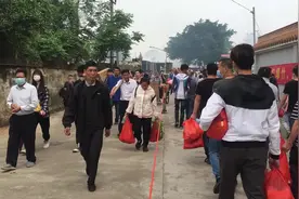 人山人海！持鲜花，扛烧猪，中山清明节迎来祭扫最高峰视频封面