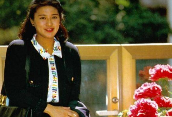 雅子小时候太可爱，长大后比爱子还要胖，工作后又成摩登女郎