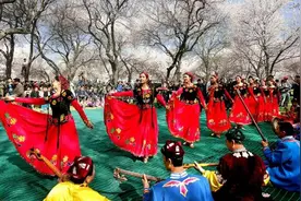 新疆15万亩杏花盛放，引2万游客赏花视频封面