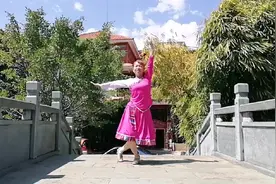 保山杏花广场舞《雨夜广场舞  天上的纳木错  原创藏舞附教学》