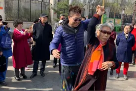 名嘴王为念回家省亲 和90岁老母跳广场舞上热搜视频封面