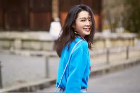 李沁迎着温暖微风去春游 一身明亮蓝色装扮干净清新图片
