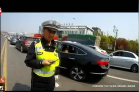安徽铜陵一大客车超员遇交警，查处时司机竟开溜！警察：别开玩笑视频封面
