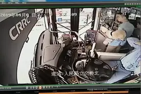 长沙一男子不牵绳带狗乘公交，遭拒后竟暴打司机视频封面