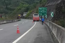 游客下车走丢，旅游大巴高速上停车等人视频封面