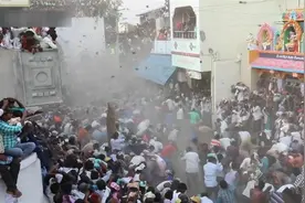 印度泼粪大战上演！牛粪满天飞 谁粘得多越高兴图片