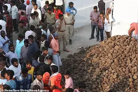 印度一村庄当街上演扔牛粪大战祈求好运健康图片