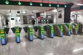 手机乘车码博弈地铁APP 专家：可引入其他乘地铁方式丰富市民多元化选择视频封面