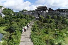 《新华纵横》古镇村寨景区门票，该收不该收？（半成品）视频封面