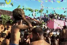 印度泼粪大战上演！牛粪满天飞 谁粘得多越高兴图片