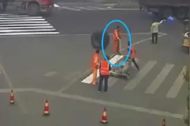 四百斤轮胎“跑脱”，从路边工人身上轧过视频封面