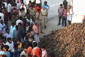 印度一村庄当街上演扔牛粪大战祈求好运健康图片