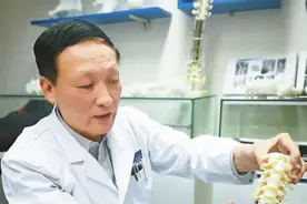 3D打印骨骼成功应用 他为患者脱下金属“铠甲”图片
