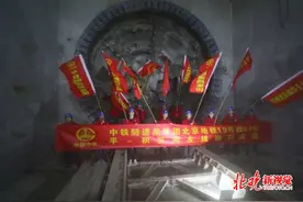 北京地铁19号线平安里至积水潭站区间隧道贯通，全线有8座换乘站图片