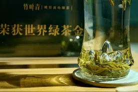 品一杯竹叶青，把所有春天喝进去  川渝作家诗人组团“春日茶山行”视频封面