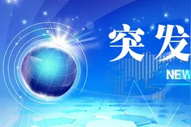 今晨外滩隧道，超高大巴闯入图片