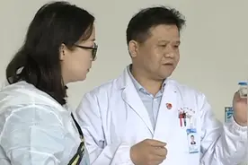 医生从男子气管内取出蚂蝗,长度足足有6厘米,已在其体内存活1月视频封面