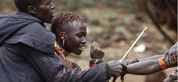 非洲这个原始部落，结婚习俗非常野蛮，但彩礼却只需要两头牛