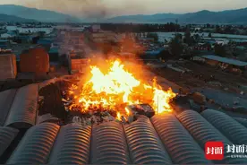 西昌一堆放废弃木材场地发生火灾 目前火势已得到控制视频封面