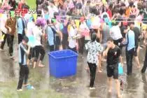 东盟留学生广西泼水祈福 庆祝东南亚传统新年视频封面