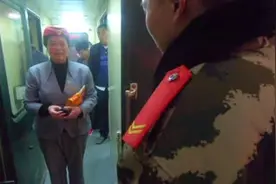 泪目！列车仅停靠半小时，母亲狂奔一公里见武警儿子视频封面