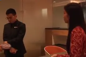 又一起！奔驰故障维权受阻 郑州车主：逼我也坐引擎盖哭?视频封面