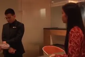 又一起！奔驰故障维权受阻 郑州车主：逼我也坐引擎盖哭?视频封面