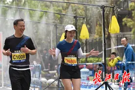 汉马跑友中有这样一对“飞行夫妻”，他们把跑马当作相聚时光图片