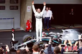 汉密尔顿问鼎F1“千站之王” 梅赛德斯车队再揽冠亚军图片