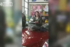 三问奔驰维权事件：服务费进了谁腰包？能否三倍赔偿？视频封面