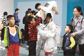 妈咪HOME粉丝上了一节超实用的体验课 体验“火场”逃生 试穿炫酷救火服图片